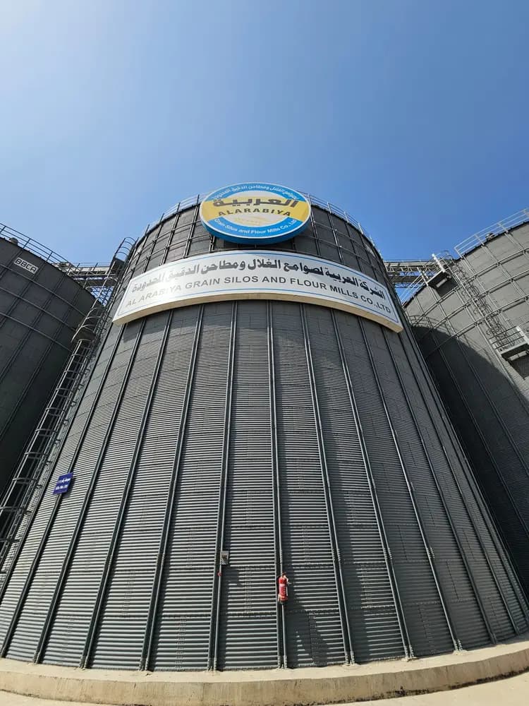 صومعة الغلال مع شعار الشركة